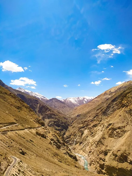 Malowniczy Widok Dolinę Spiti Błękitnym Niebem Chmurami Himachal Pradesh Indie — Zdjęcie stockowe