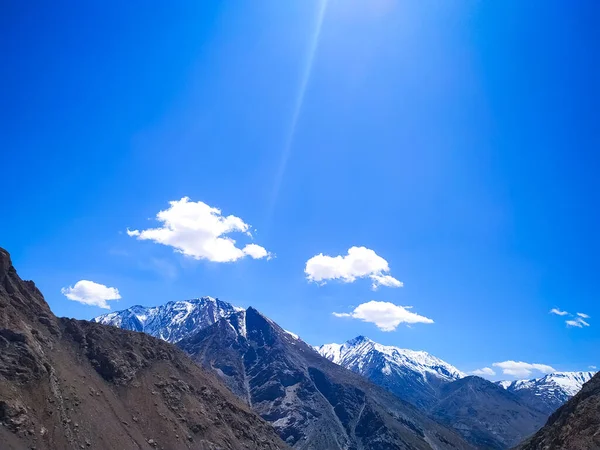 Nuvens Sobre Montanhas Cobertas Neve Com Céu Azul Himachal Pradesh — Fotografia de Stock