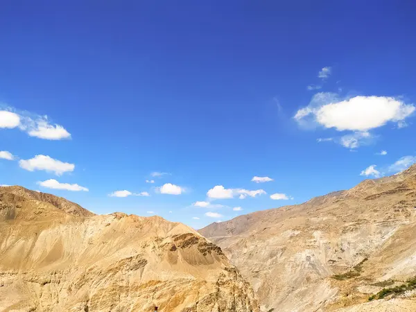 Güzel Çöl Dağ Manzarası Bulutlu Mavi Gökyüzü — Stok fotoğraf