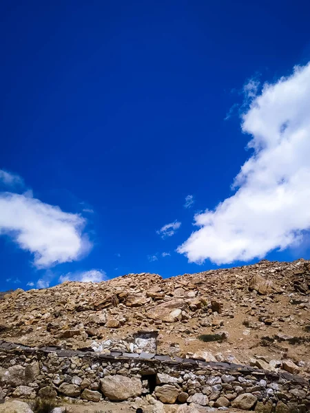 Каменная Стена Голубым Небом Облаками — стоковое фото