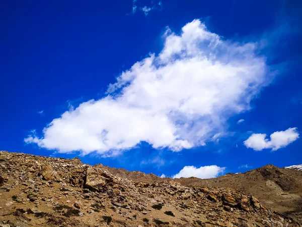 乌云笼罩着蓝天的石头景观 — 图库照片