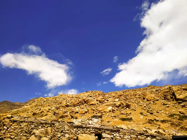 Облака Над Камнями Горы Голубым Небом — стоковое фото