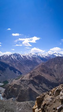 Yüksek karlı vadi Himachal Pradesh, Hindistan 'da bulutlarla kaplıydı.