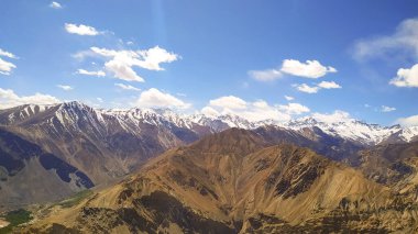 Spiti Vadisi 'nde kar bulutlarıyla kaplı dağlar.