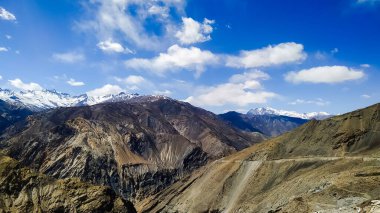 İnanılmaz kar kaplı dağlar, yüksek Spiti vadisi, mavi gökyüzü ve Hindistan 'da bulutlar. Dağ vadisi. Himachal Pradesh 'e git. Doğa