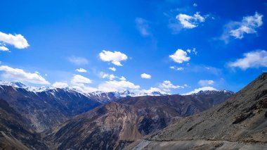 Himachal Pradesh, Hindistan 'da mavi gökyüzü ve bulutlarla Spiti Vadisi' nin inanılmaz manzarası.