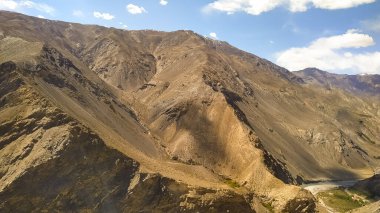 Himalayalar 'ın yüksek dağlarında güzel bir manzara, bulutlu mavi gökyüzü. Himachal Pradesh, Hindistan 'daki Dağ Vadisi