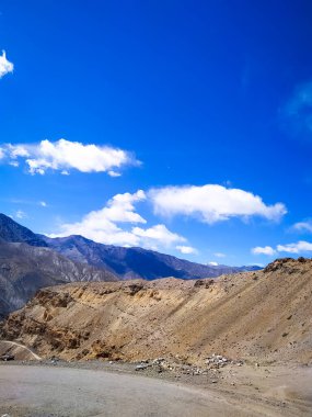 Mavi gökyüzü ve bulutlarla muhteşem bir manzara. Dağ vadisi. Himalayalar 'da seyahat et. Doğa
