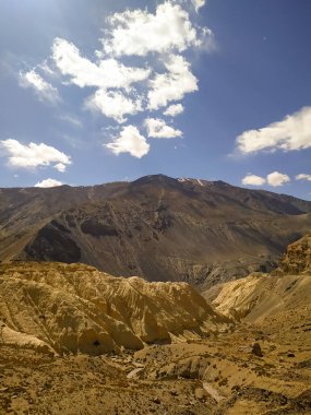 Mavi gökyüzü ve bulutlu güzel bir manzara.