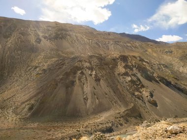 Mavi gökyüzü ve bulutlarla muhteşem manzara vadisi