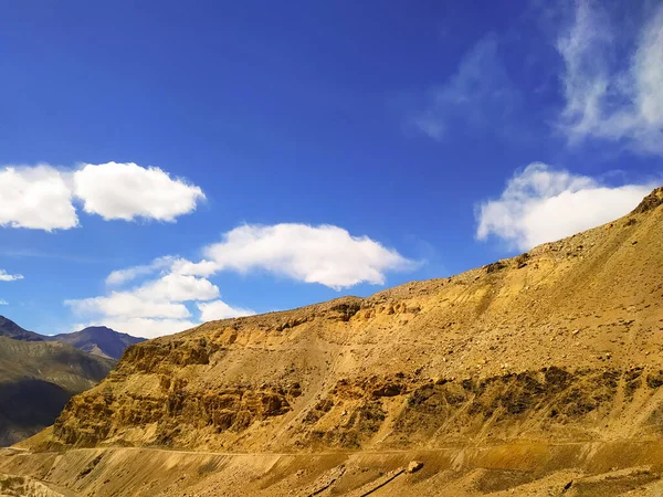 히말라야높은 구름이 하늘로 둘러싸인 산들의 놀라운 — 스톡 사진