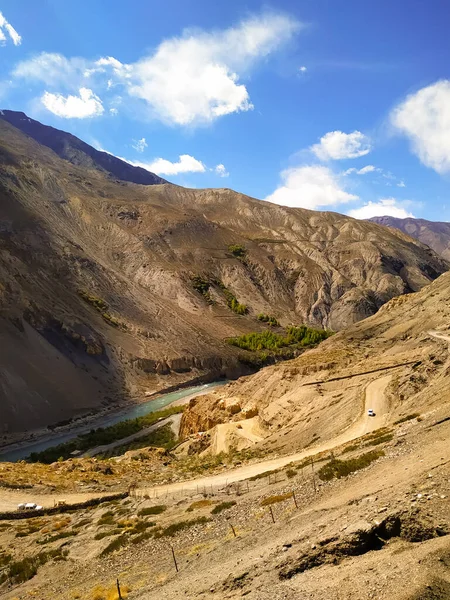 Rzeka Spiti Płynąca Dolinie Gór Błękitnym Niebem Chmurami Himachal Pradesh — Zdjęcie stockowe