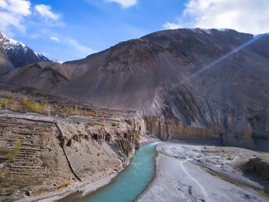 Himalayalardaki dağ nehri Bulutlar ve gökyüzü