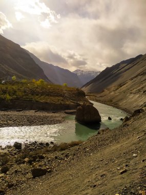 Yüksek Himalaya dağlarıyla manzara, güzel kıvrımlı nehir, Hindistan 'da yaz günbatımında bulutlar. Dağ vadisi. Himalayalar 'da seyahat