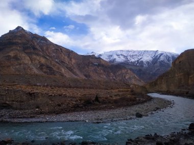 Nehirden akan dağların muhteşem manzarası.