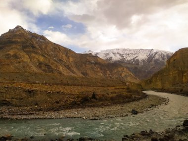 Nehirden akan dağların muhteşem manzarası.