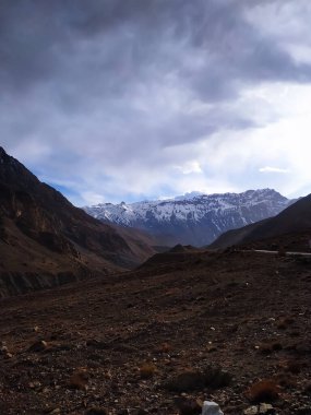 Sabah karla kaplı dağlarla birlikte manzara