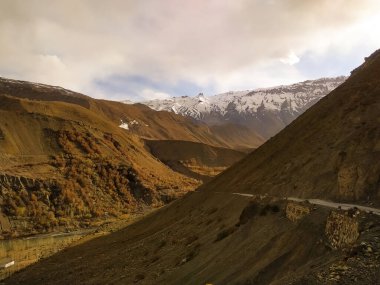 Karla kaplı dağlara giden yol.