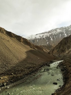 Karla kaplı dağlarda güzel bir nehir