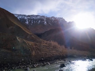 Nehirden akan dağlarda güzel bir gün doğumu