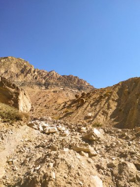 Mavi arkaplanda güzel taşlar var.