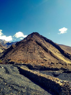 Gökyüzünde muhteşem bir dağ manzarası.