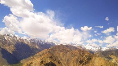 Gökyüzü ve bulutlu vadi manzarası