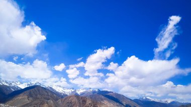 Karla kaplı Dağların üzerinden bulutlar