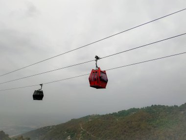 Dağlardaki güzel teleferik manzarası