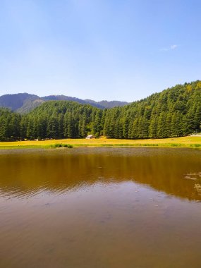 Dağlarda inanılmaz bir göl manzarası