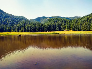 Dağlarda inanılmaz bir göl manzarası