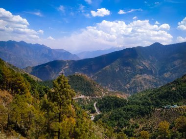 Gökyüzü ve bulutlarla yukarıdan inanılmaz bir manzara.