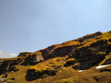 Gökyüzü ile dağların manzarası