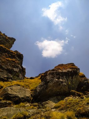 Gökyüzü ve bulutlarla dağlardaki inanılmaz kaya manzarası