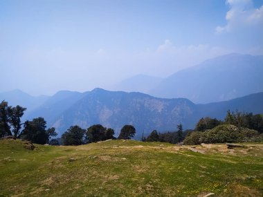 Dağlı ve bulutlu güzel bir manzara.