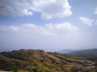 Tepe istasyonunda bulutlar, Abu Dağı.