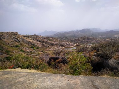 Abu Dağı 'ndan güzel bir manzara. Abu Dağı, Hindistan 'ın Rajasthan eyaletinde bir tepe istasyonudur..
