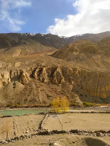 Nehir ve dağlarla muhteşem bir manzara.