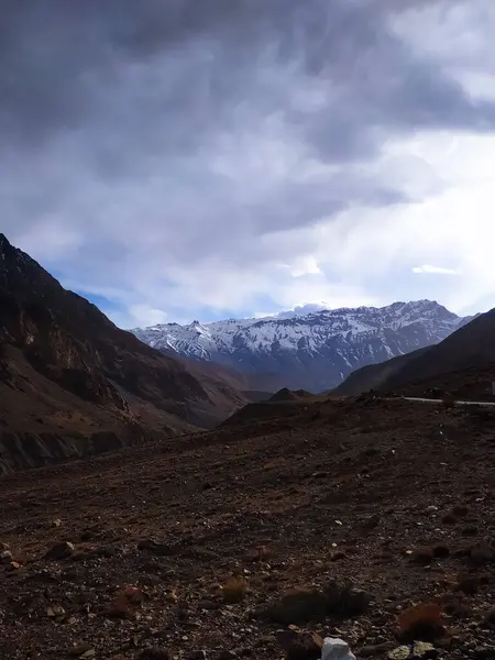 Sabah karla kaplı dağlarla birlikte manzara