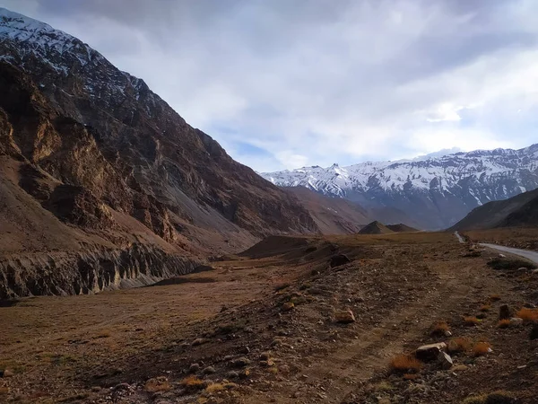 Dağların karla kaplı manzarası inanılmaz.