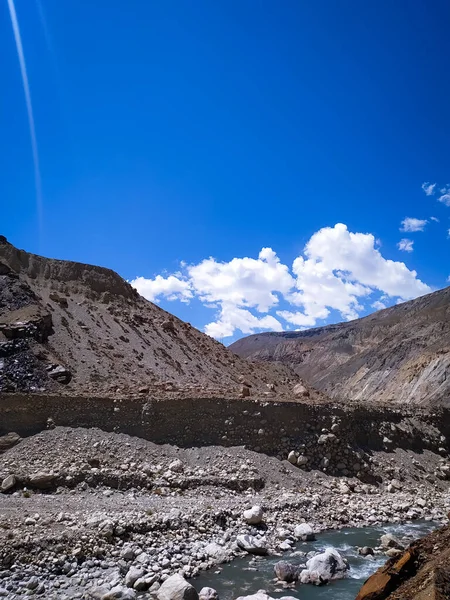Rivier Bergwoud Onder Blauwe Lucht Himachal Pradesh India — Stockfoto