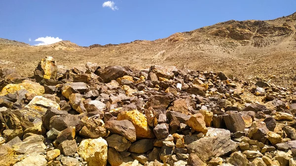 Dağlardaki taşlar mavi gökyüzü arka planında