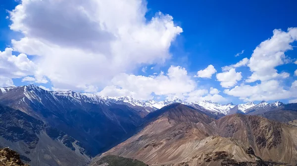 Dağların üzerinden inanılmaz bir bulut manzarası
