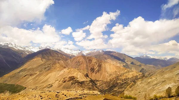 Bulutların altındaki vadi manzarası inanılmaz.