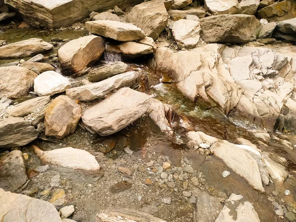 Sudaki taşların güzel manzarası