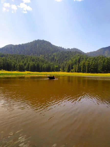 Dağlardaki muhteşem göl manzarası