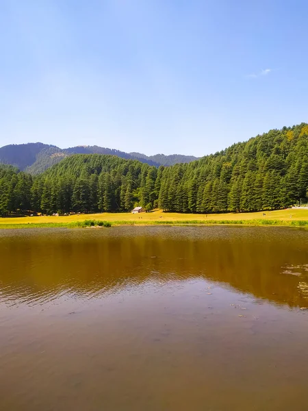 Dağlarda inanılmaz bir göl manzarası