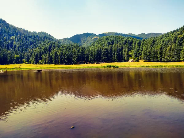 Dağlarda inanılmaz bir göl manzarası