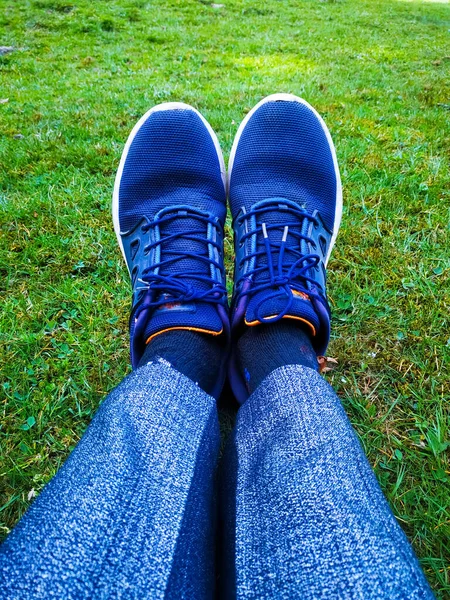 Обувь Ногах Травяном Поле Краской — стоковое фото