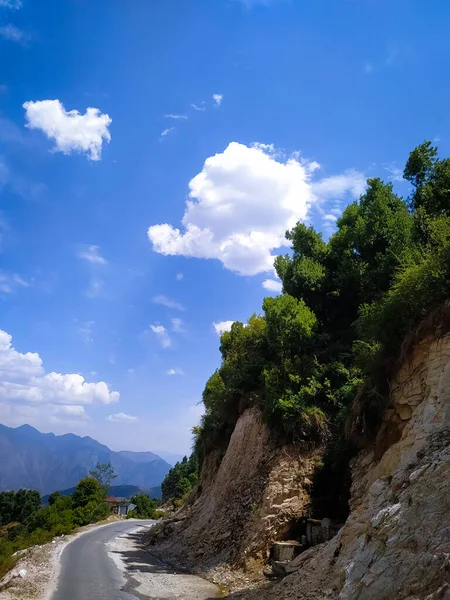 Úžasný Výhled Cestu Hor Modrou Oblohou Mraky — Stock fotografie